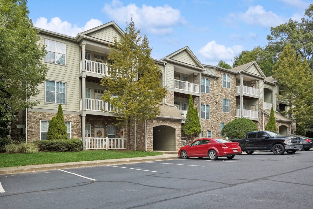 Exterior parking at Longwood Vista Apartment Homes in Atlanta GA